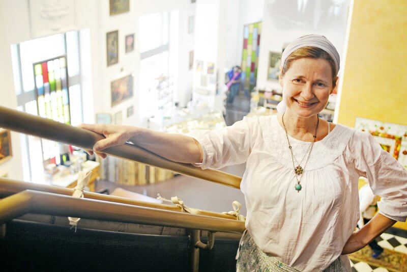 styleblueprint carole griffin on stairs