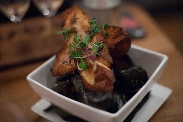 styleblueprint louvino Mussels, Vino, Chili, Herbs, Garlic Bruschetta 1