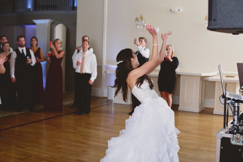 SB WEDDING-Kelly-bouquet throwing