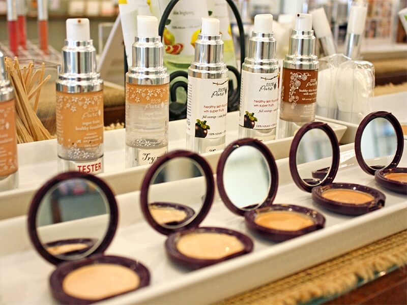 Compact makeup at Fig & Flower in Atlanta | StyleBlueprint