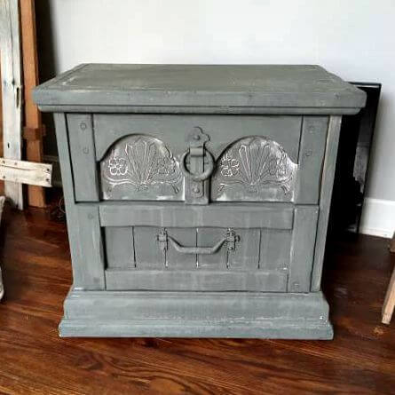 Everyone could use a shabby-chic nightstand to enliven their bedroom.