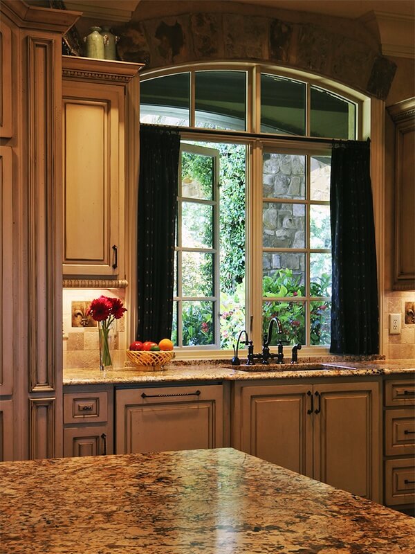 The homeowners wanted the heart of the home, the kitchen, to have a warm, cozy aesthetic and a connection to the lush Alabama greenery and fresh hilltop breezes.