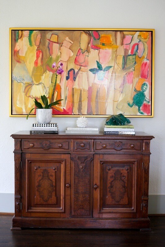 A large painting by Memphis artist Paul Edelstein provides inspiration for the design and stands out beautifully against the wall’s neutral backdrop.