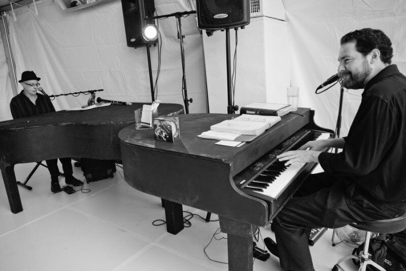 Dueling pianists entertained the guests during cocktail hour.