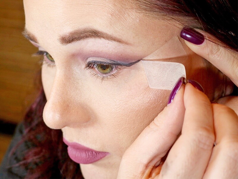 Create the perfect cat eye ... pulling the tape away Create the perfect cat eye ... pulling the tape away