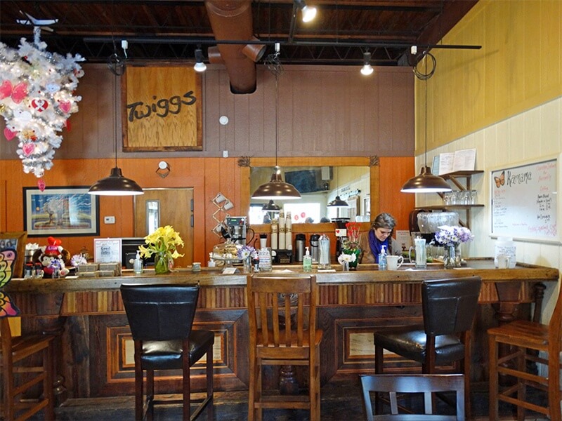 Grab a set and a delicious bite to eat at Kamama's Cafe! Kamama's Cafe