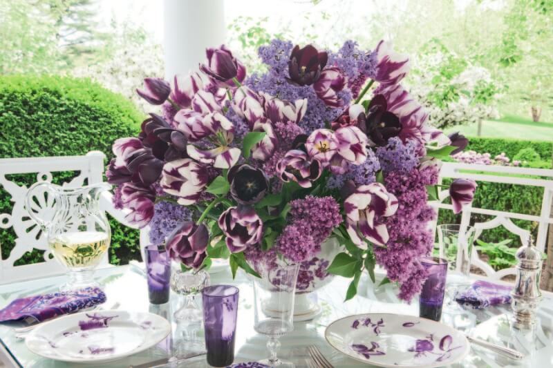 Night and Jackpot tulips combined with lilac. 