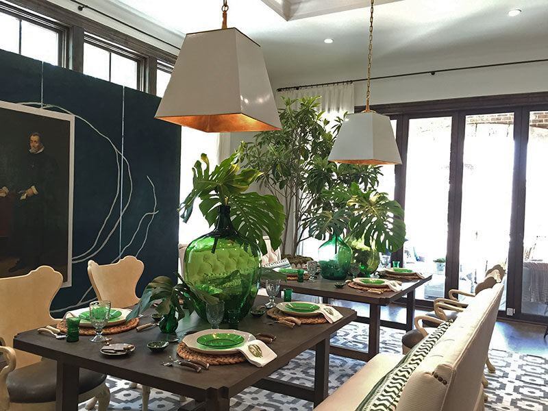 Green glass is a great way to manipulate light in a colorful, modern way. sb-atlanta-southeasternhome-alfrescodining
