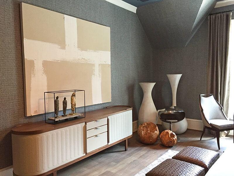 The dark walls are broken up by lighter furniture and accessories. sb-atlanta-southeasternhome-bedroom-jetsons1