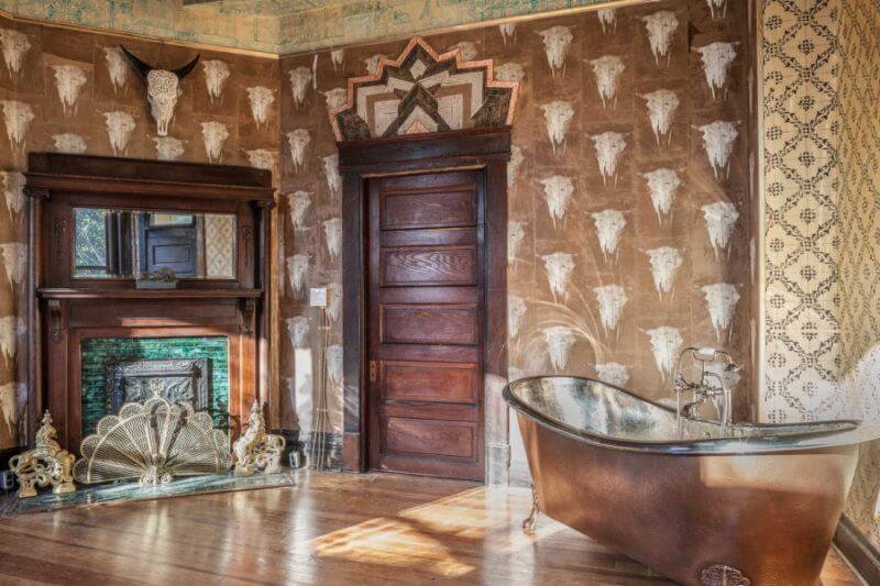 Look at that tub! Look at that tub!