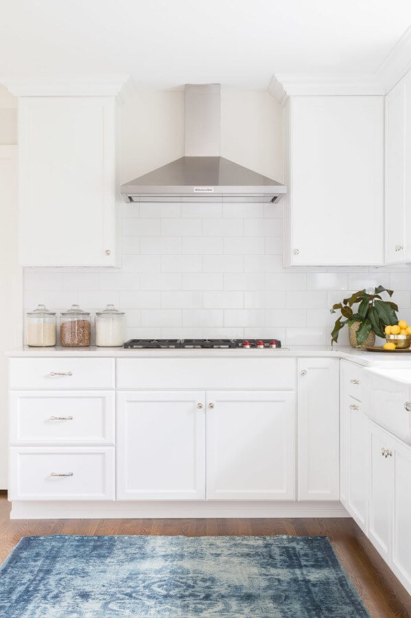 An inviting kitchen Are white kitchen still on the rise? Find out here! Image: Alyssa Rosenheck Photography