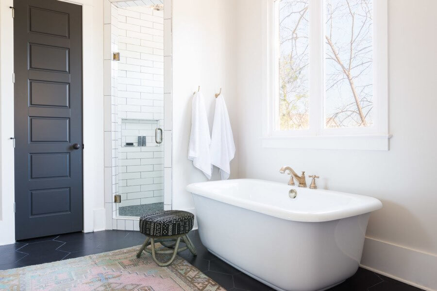 Sign us up for a few hours in this lovely tub! Sara Ray Interior Design specializes in baths and kitchens! Image: Alyssa Rosenheck Photography