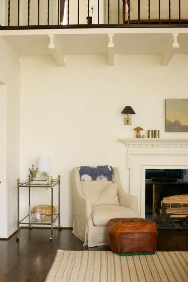 Soft materials like leather, linen and wood mix beautifully with strong architectural lines for a classic yet modern look.