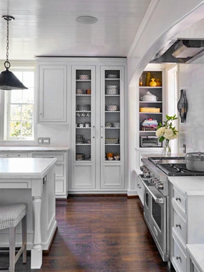Cantley & Company hides a recessed hood with a sheet-rock arch, adds nice mid-level lighting with the wall sconces and maximizes the wall space with inset shelving for a fully functional and pleasing kitchen! Image: <a href="https://www.jeanallsopp.com" target="_blank">Jean Allsopp</a>