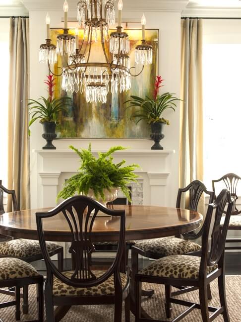 An abstract painting by local artist Dan Smith (danielsmithart.com) energizes the dining room. The table and chairs are from local antiques source, Jere’s Antiques (jeresantiques.com).