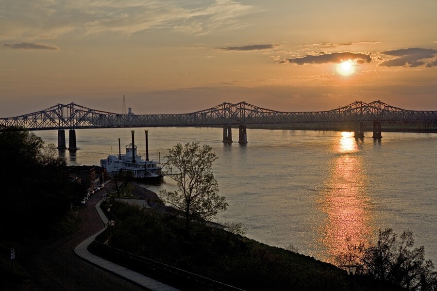 sb-mississippi-aThe Mississippi River at sunset | Image: Scenic Trace river