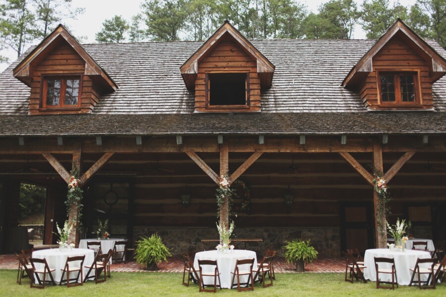Swann Lake Stables was the perfect rustic-yet-comfortable backdrop for Ivy and Josef’s autumn wedding. Swann Lake Stables was the perfect rustic-yet-comfortable backdrop for Ivy and Josef’s autumn wedding.