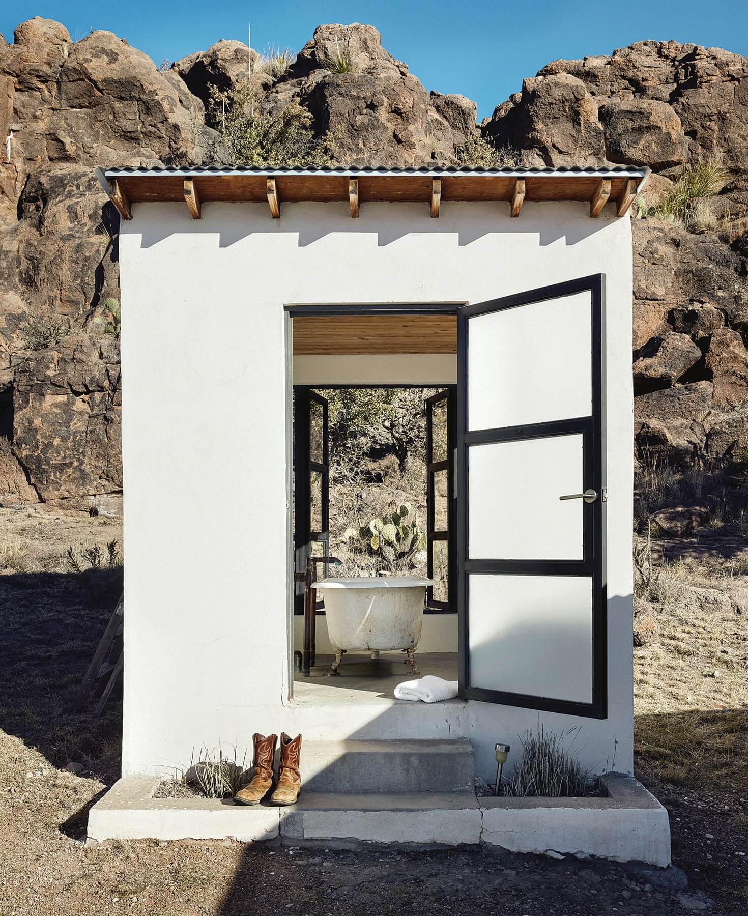 Liz added this minimalist modern outbuilding as a one-of-a-kind bathing room that can be enjoyed alfresco. Liz added this minimalist modern outbuilding as a one-of-a-kind bathing room that can be enjoyed alfresco.