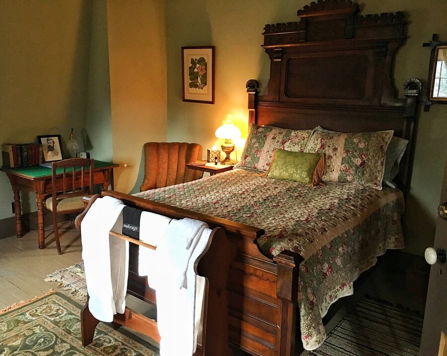 Charles Oldfield room at the <a href="https://www.historicrugby.org/about-lodging/">Newbury House</a>