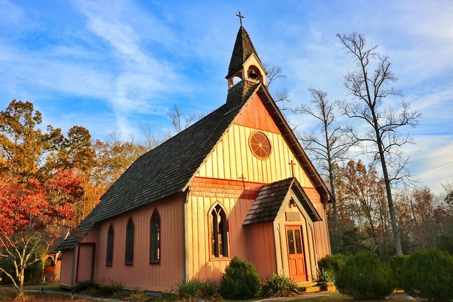 A stop at the episcopal church in Rugby is part of the guided tour. 