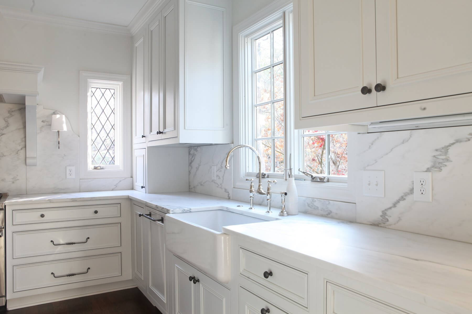 This farmhouse sink forgoes rustic charm for sleek elegance.