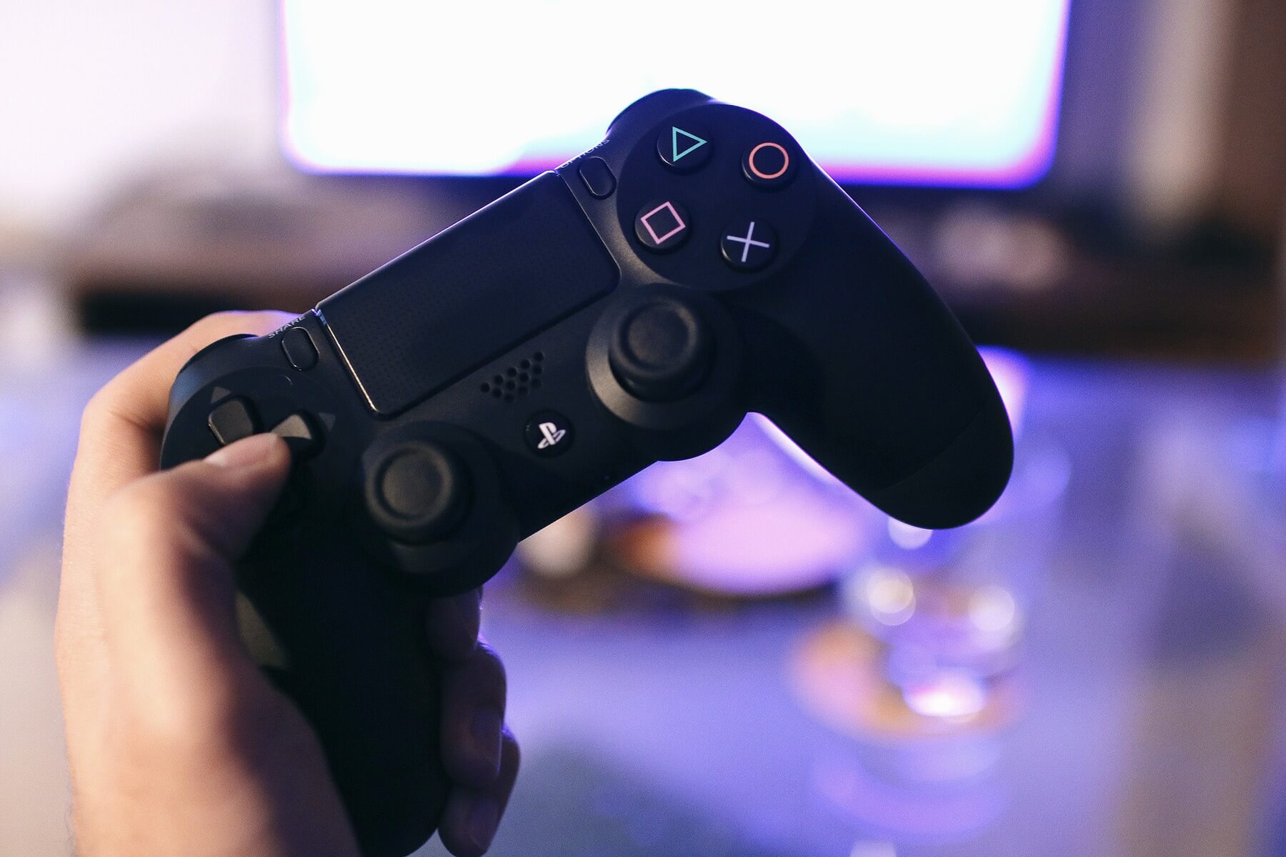 "The natural impulse to get up, get out, be social, play, run around, explore the world — that gets overridden by the mesmerizing effect of a screen," says Hilarie. "And that is completely against a child’s nature, but it is the nature of what happens with the screens.” Image: pexels.com