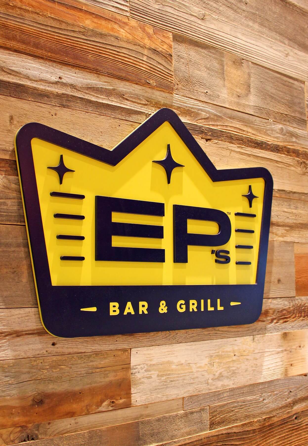 EP’s Bar & Grill is a casual dining option featuring a pool table and big-screen TVs for showing live sporting events. It’s a great place to watch the NCAA basketball tournament and NBA playoff games.