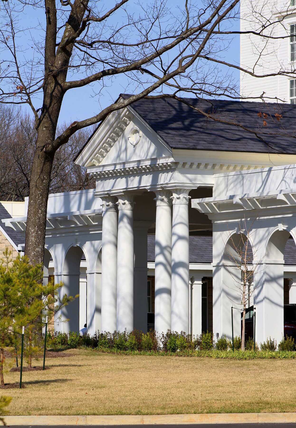 The Guest House at Graceland’s facade replicates that of the Graceland mansion.