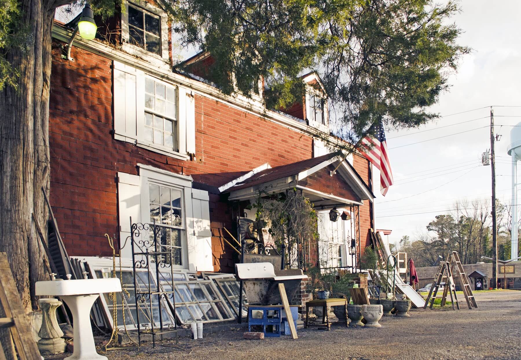 On a Shoestring is believed to be the former site of the Bluff Park Hotel tennis courts.