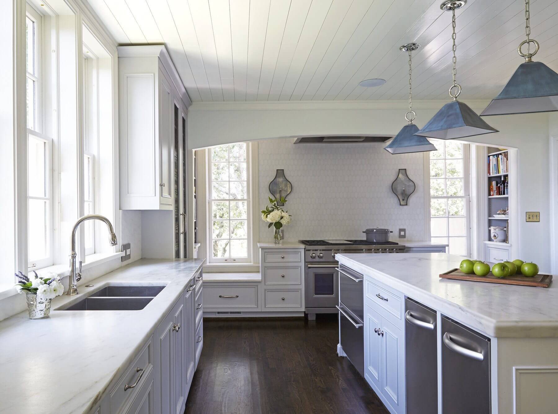 We love the use of space in the window seat beside the stove, which also doubles as storage space — the perfect spot for gossiping with your favorite gal pal as you prepare a meal for your guests.