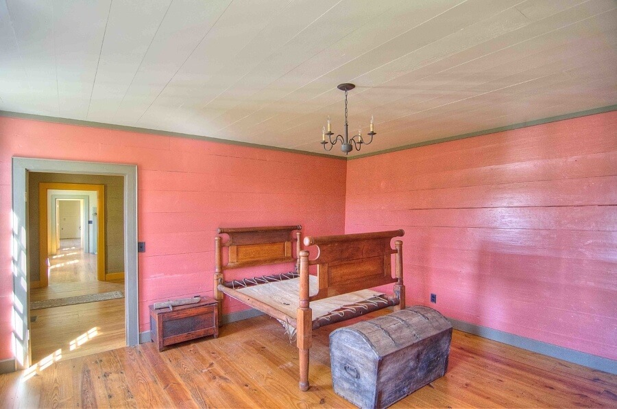 Who knew? Bedrooms in our founding fathers’ time wore today’s trendy color of pink.