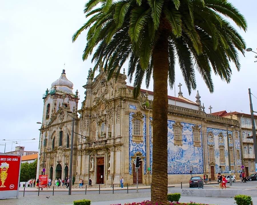 Carmelitas, a 17th century convent (on the left), and Carmo, an 18th century monastery (on the right), are separated by a house only one meter wide built to separate the nuns and monks. Carmelitas, a 17th century convent (on the left), and Carmo, an 18th century monastery (on the right), are separated by a house only one meter wide built to separate the nuns and monks.