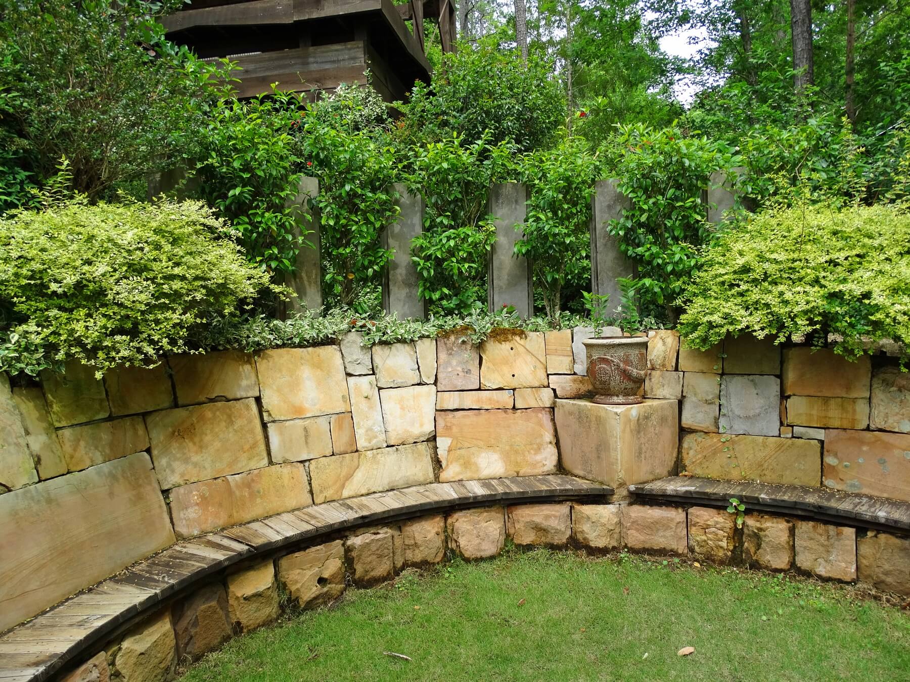 A large group can grab a seat and take in the beauty of nature and the pleasure of conversation in this semicircular nook.
