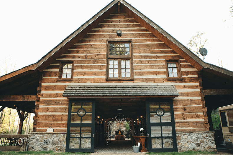 The wedding venue at Swann Lake Stables is both charming and beautiful. Image: Swann Lake Stables 