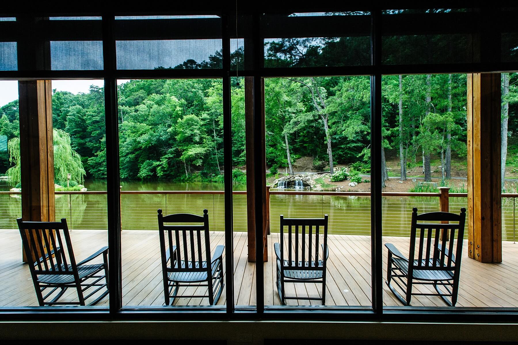 This office feels more like a lakeside retreat. This office feels more like a lakeside retreat.