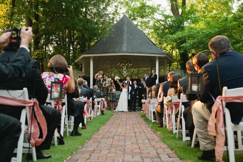 The Donnelly House is perfect for taking advantage of beautiful Southern weather on the bride's big day! Image: Spindle Photography 