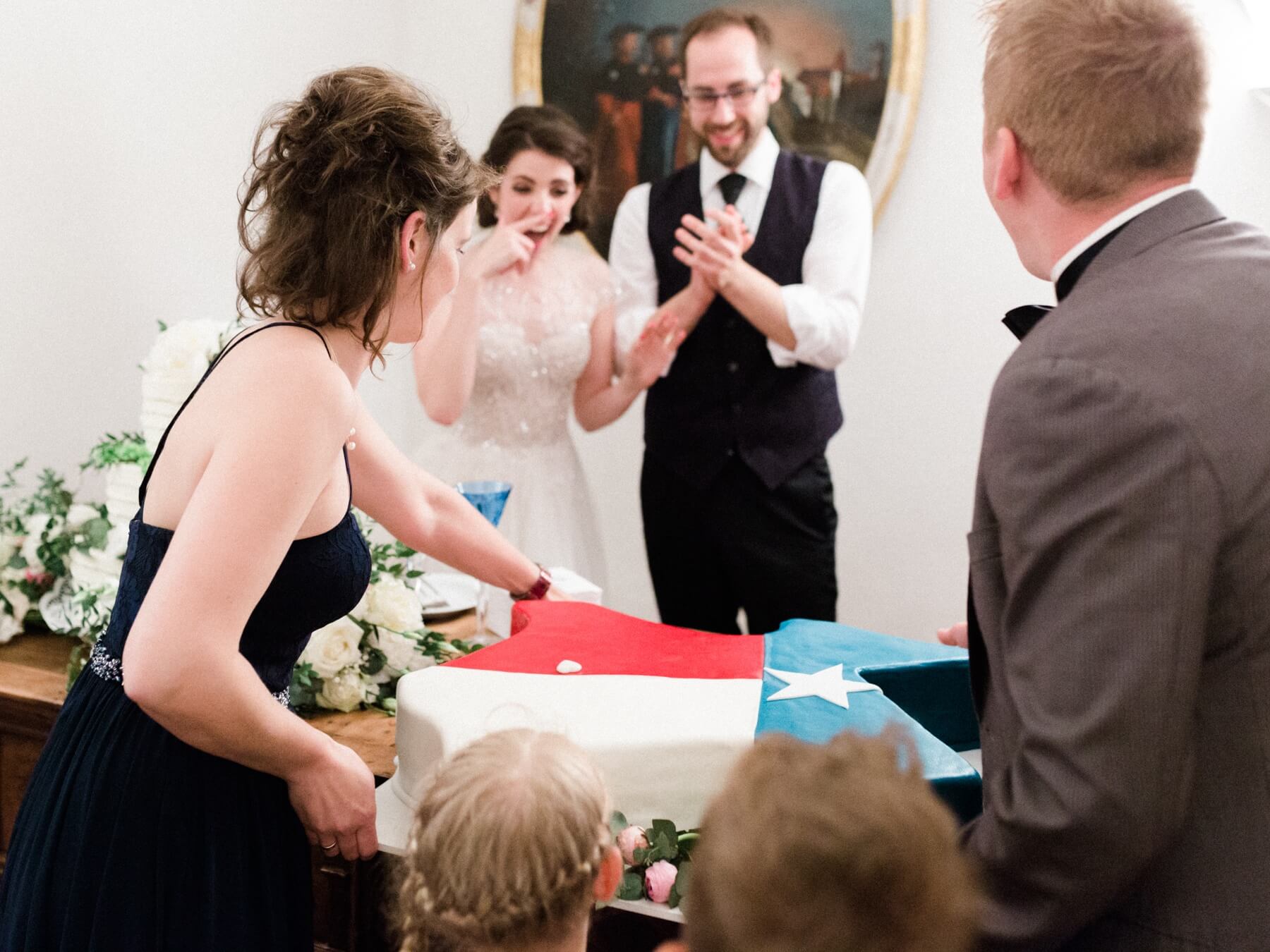 The groom’s Texas-sized wedding cake was a hit with the American guests.