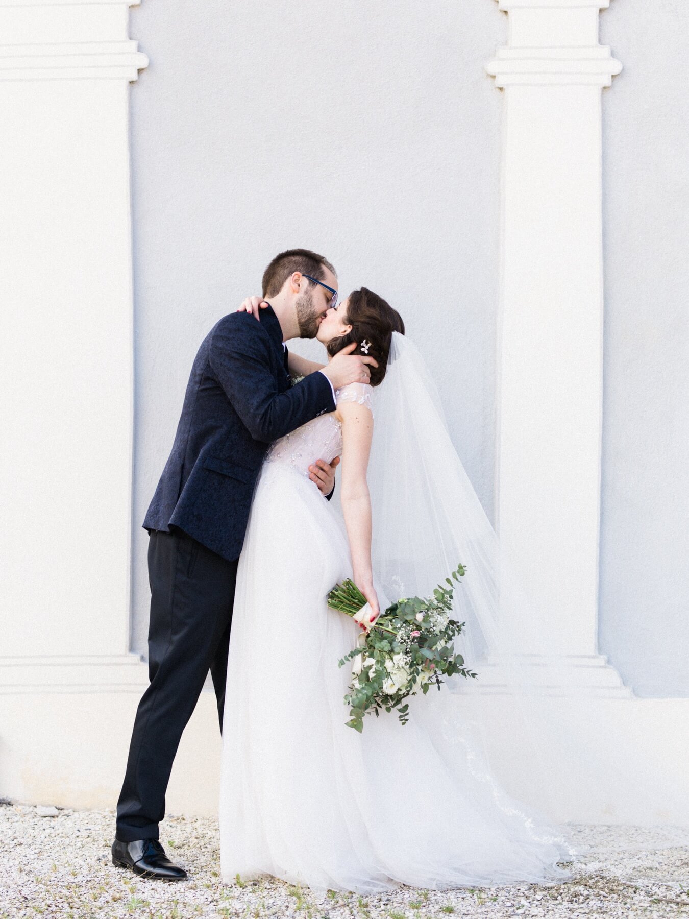 Kelli and René celebrate with a kiss.
