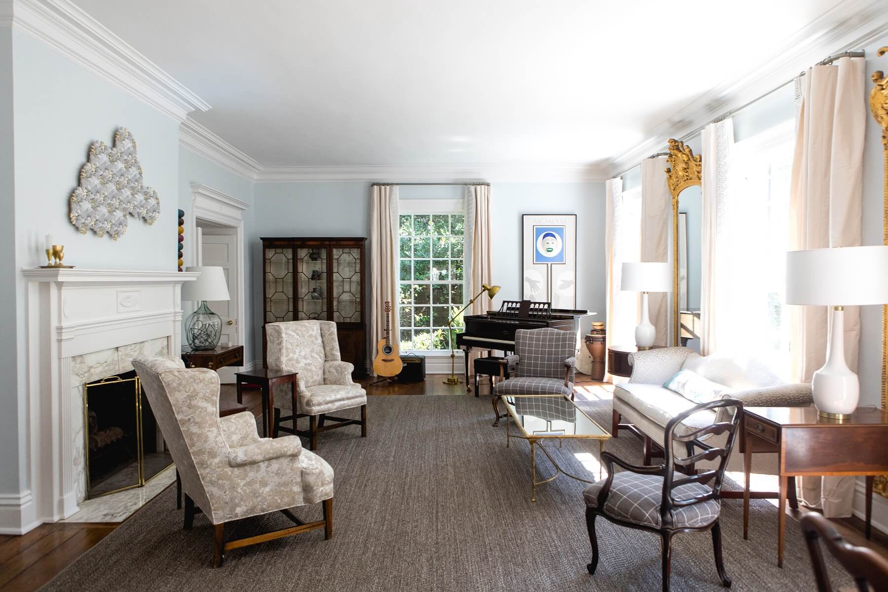 Touches of modern art and musical instruments lend a lightness to this elegant and sophisticated space. Touches of modern art and musical instruments lend a lightness to this elegant and sophisticated space.