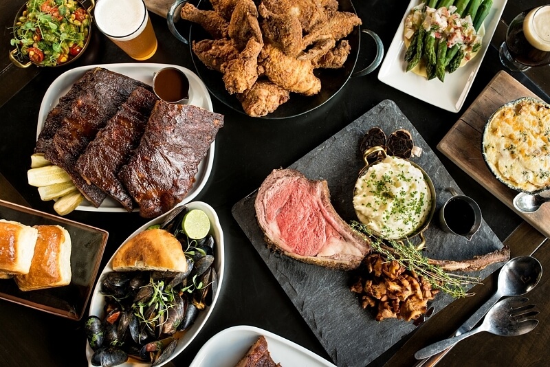 Chef Michael Bertozzi formulated a rotating menu that evokes Southern-inspired dishes with a modern angle. Menu highlights include mac n' cheese, baby back ribs and insanely good fried chicken. Image: Mia Yakel