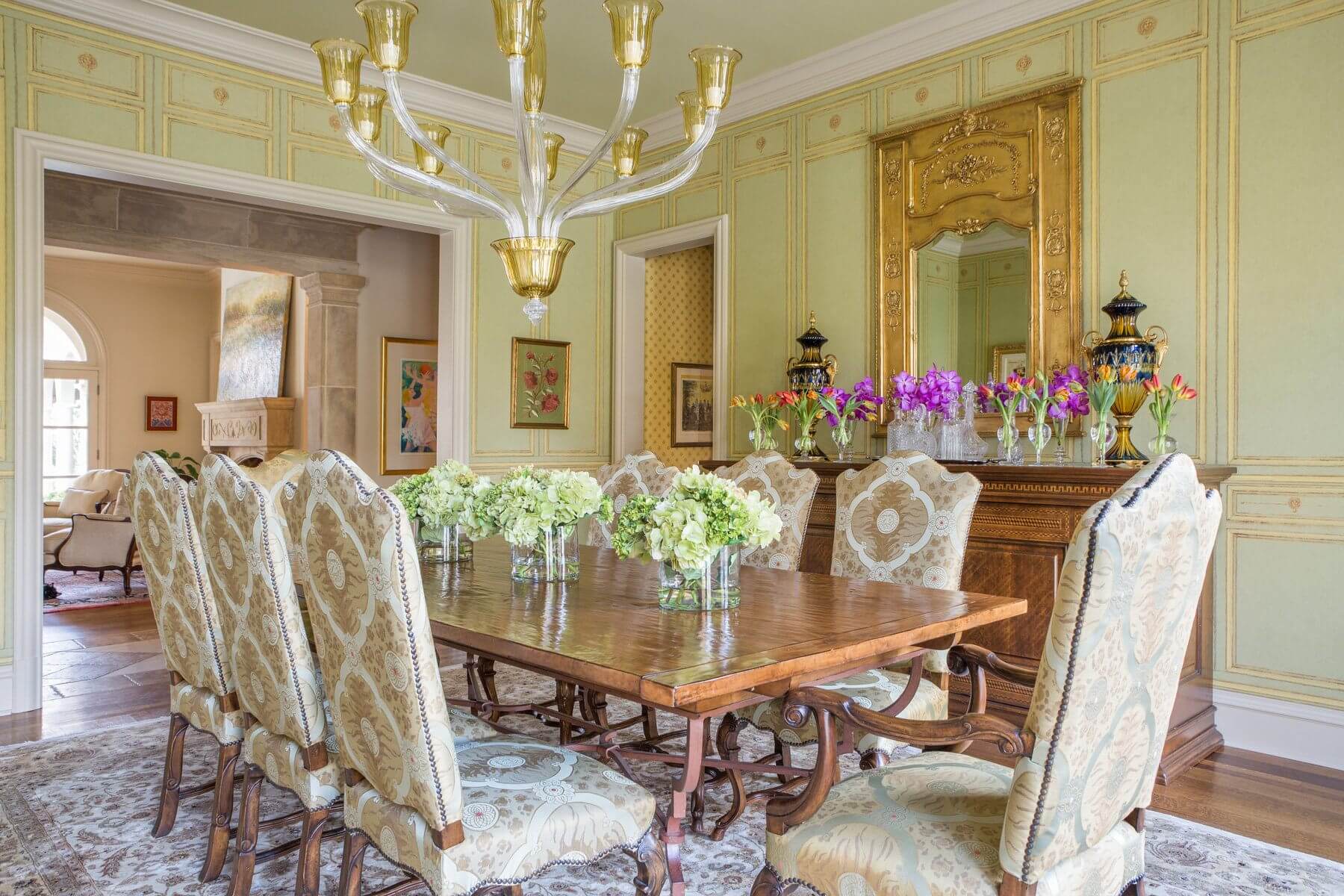 The floral accents and accessories around the room complement the colors and patterns rather than competing for attention. Image: Sélavie Photography The floral accents and accessories around the room complement the colors and patterns rather than competing for attention. Image: Sélavie Photography