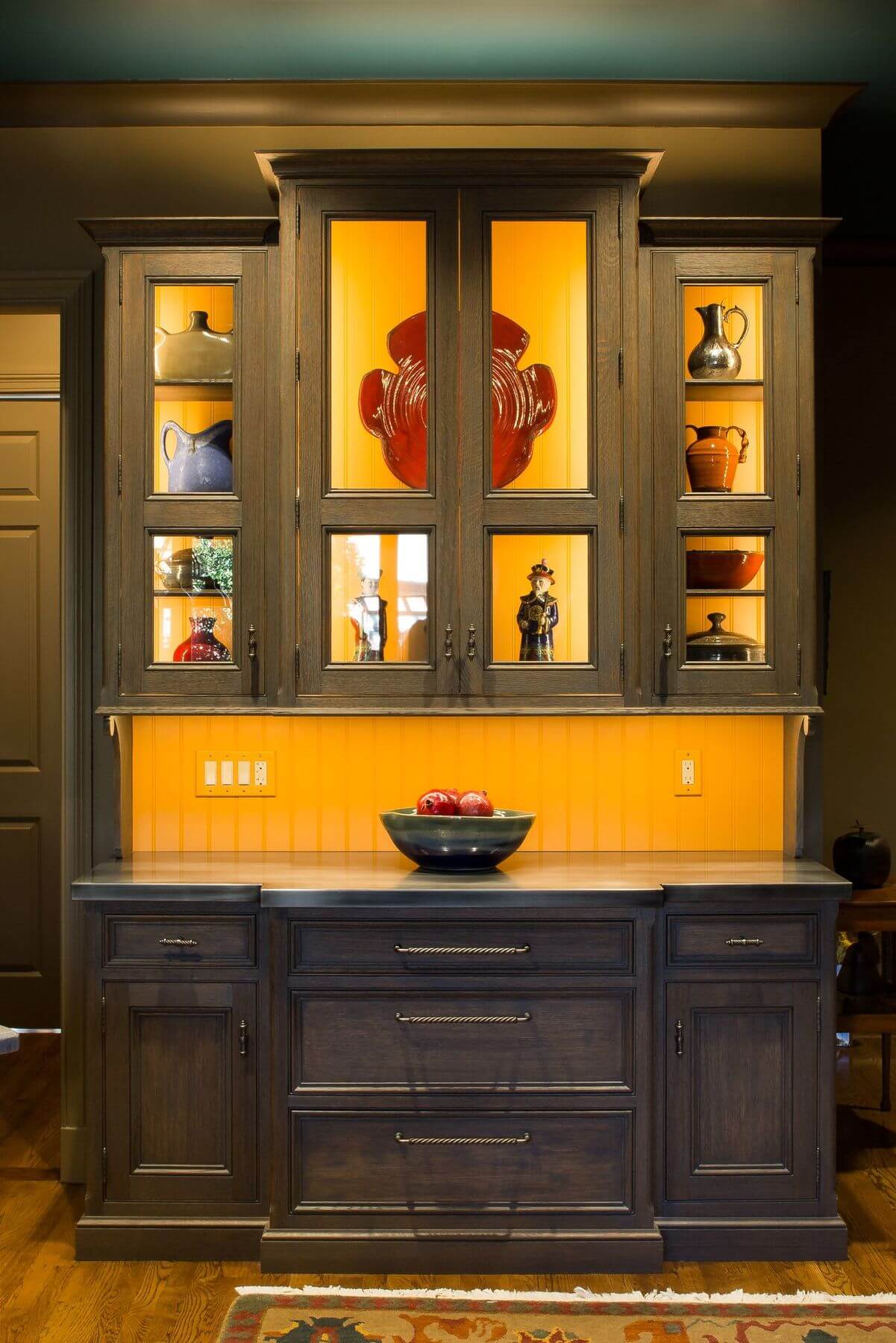 The warmth of the backsplash color highlights some of the homeowner's gorgeous pottery and serveware. Image: Julie Wage Ross The warmth of the backsplash color highlights some of the homeowner's gorgeous pottery and serveware. Image: Julie Wage Ross