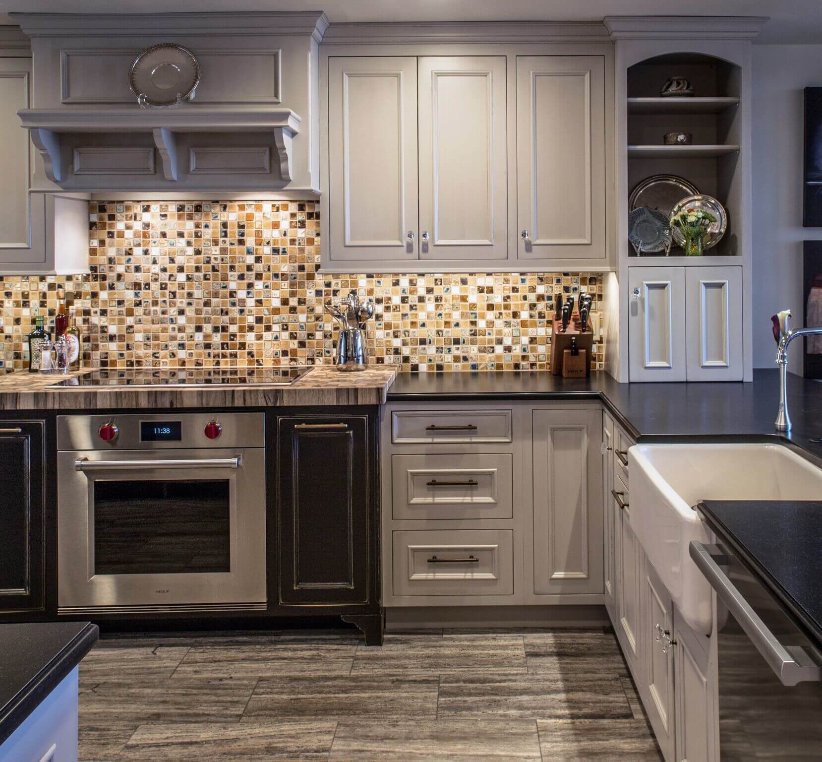 Both the bold backsplash and floor tiles have a more subdued color pattern, as not to overwhelm. Image: Julie Wage Ross Both the bold backsplash and floor tiles have a more subdued color pattern, as not to overwhelm. Image: Julie Wage Ross