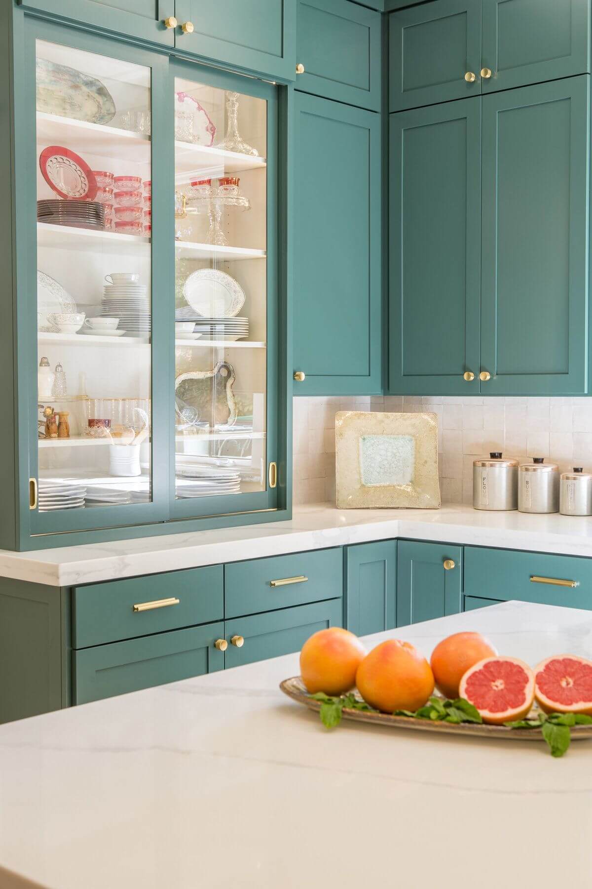 How perfect are these pops of color in the china, alongside the rich pink and bright orange of the grapefruit? Can't get enough of these vibrant tones! Image: Stefanie Rawlinson How perfect are these pops of color in the china, alongside the rich pink and bright orange of the grapefruit? Can't get enough of these vibrant tones! Image: Stefanie Rawlinson