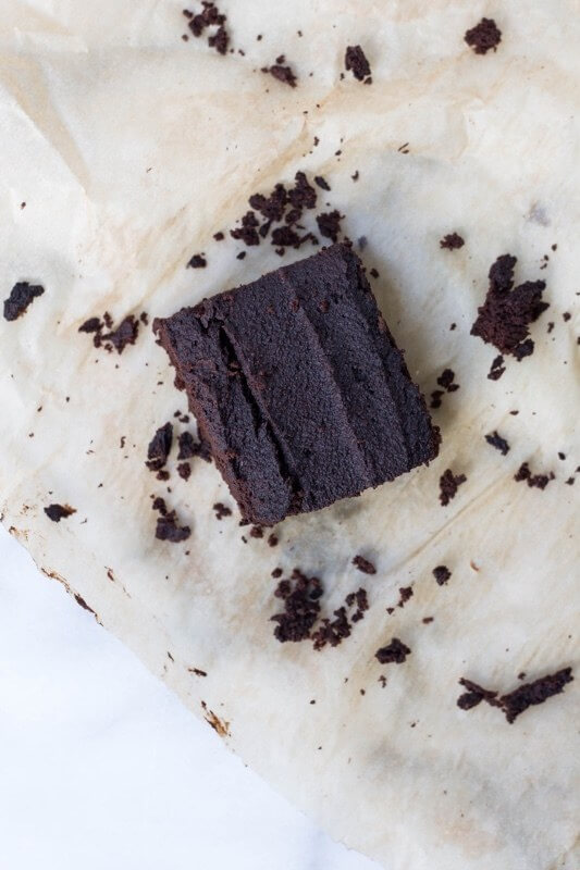 Cutting the perfect brownie is as easy as using a plastic knife. Image: Alison Marras Household hacks