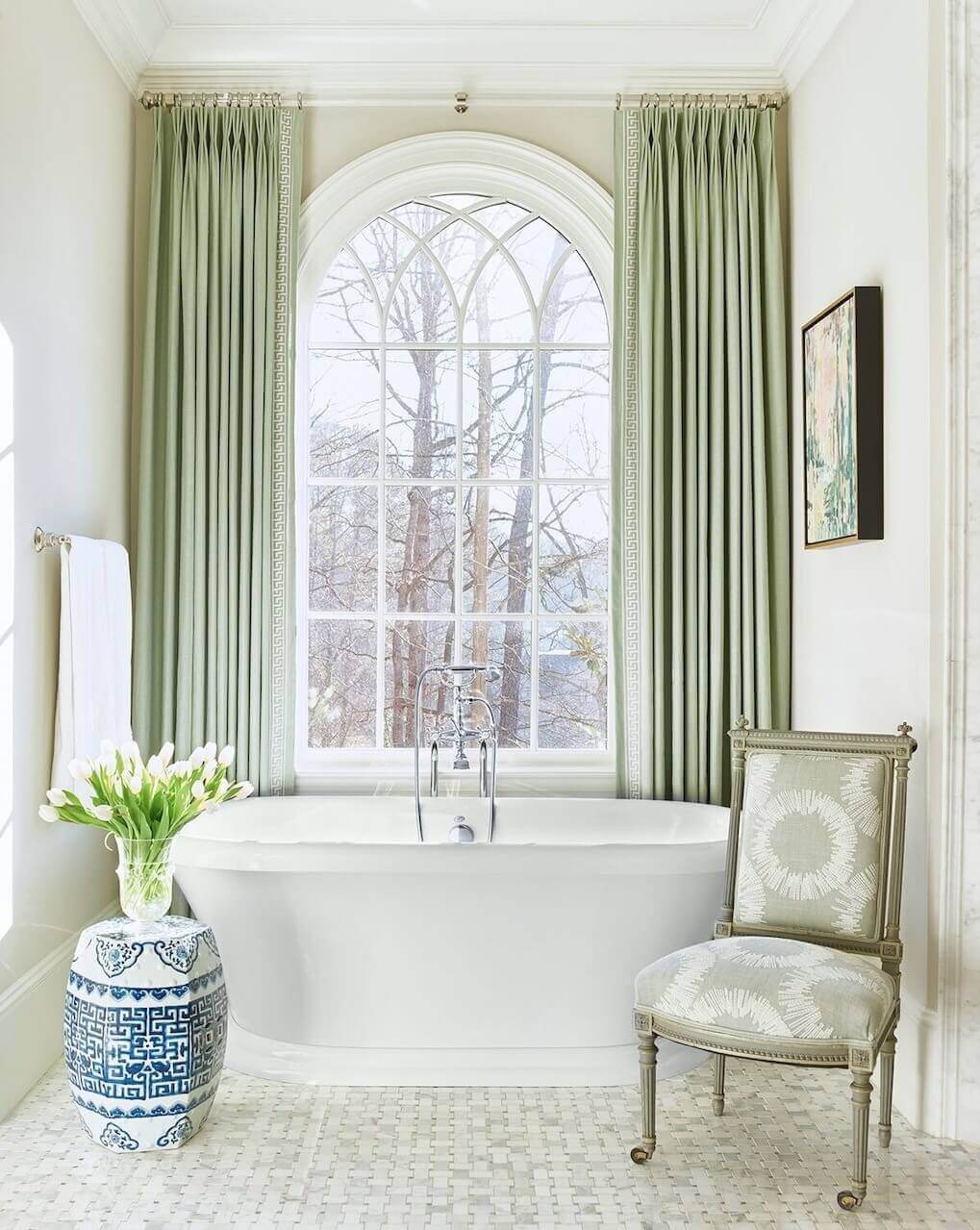 An abstract painting brings in even more color to the tub area.