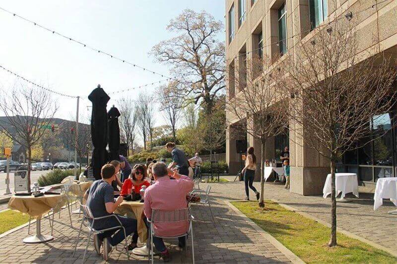 Fried oysters and cold draft beer? Yes, please.