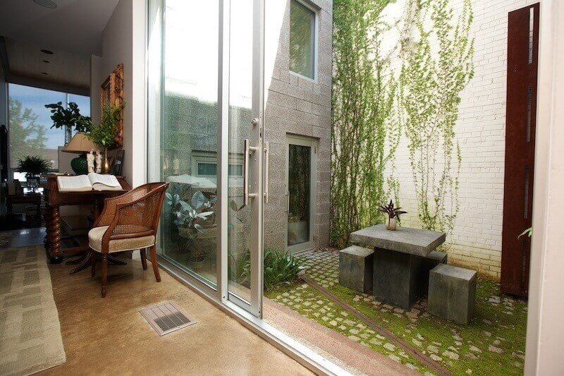 When the Erdreiches entertain, they can expand the space by opening the interior courtyard. When the Erdreiches entertain, they can expand the space by opening the interior courtyard.