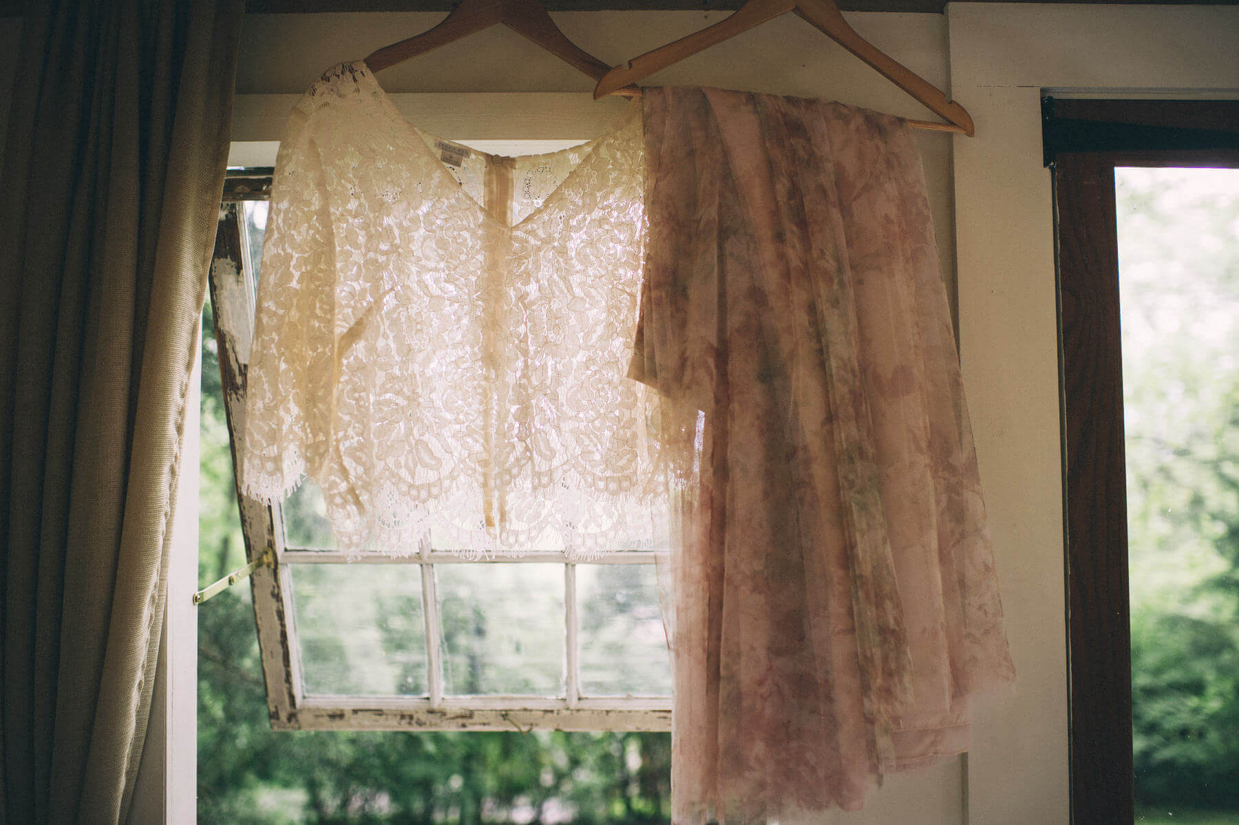 Perfectly bridal in blush, Jessica’s wedding day skirt and lace top combo are simply to-die-for. treehouse elopement
