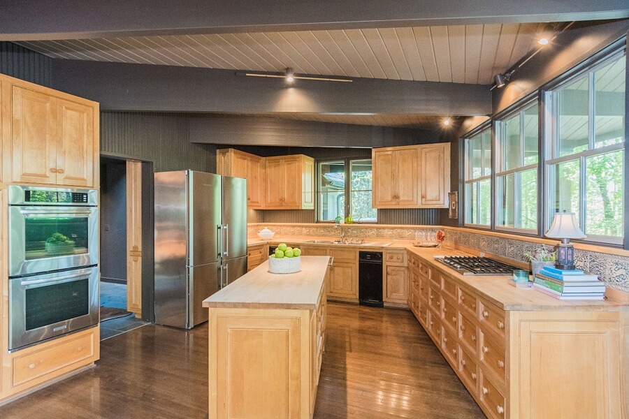 Welcome to this contemporary farmhouse listed by RealtySouth. Welcome to this contemporary farmhouse listed by RealtySouth.